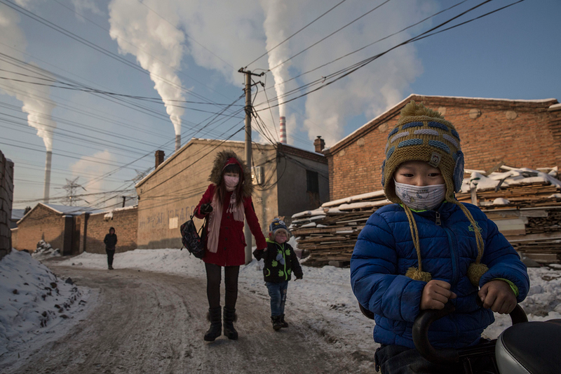 Illustration for article titled Photographs Capture What Life is Like in One of the World's Dirtiest Pits